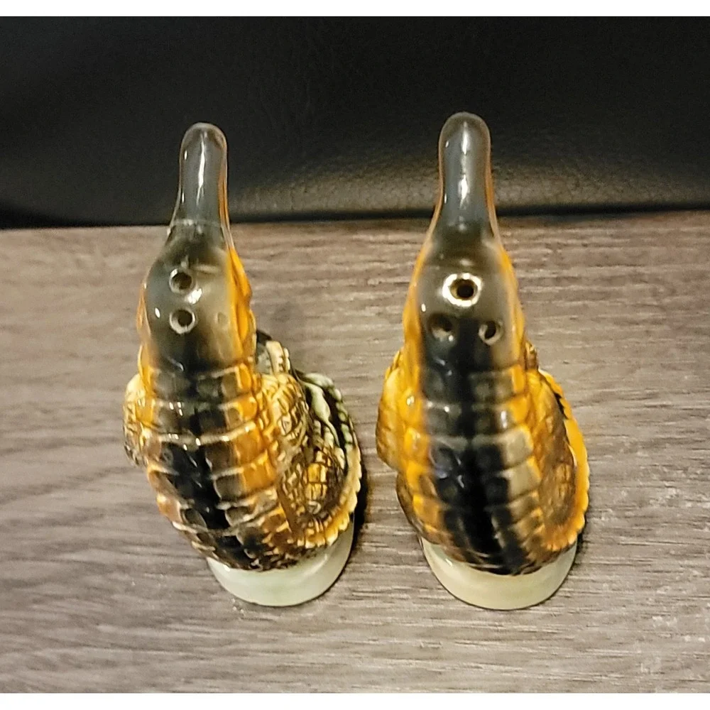 ALLIGATOR Ceramic Salt/Pepper Shakers Vintage FLORIDA Souvenir Japan Gator READ